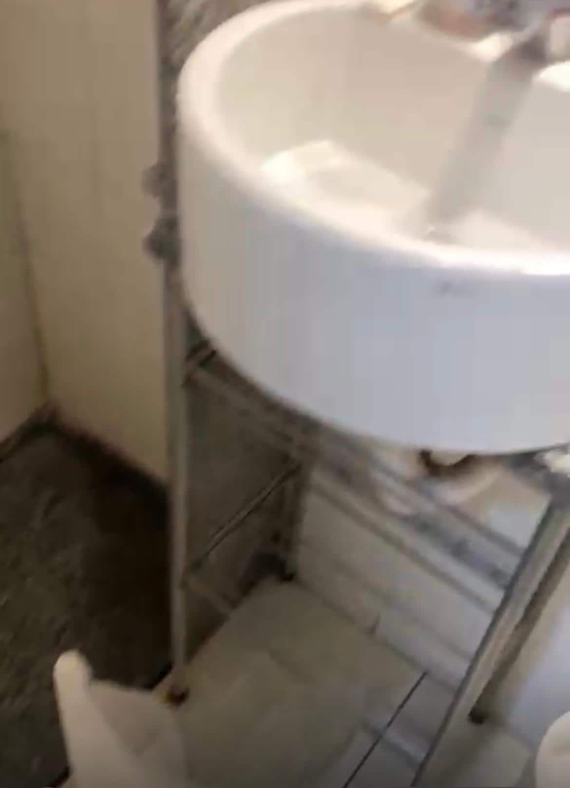 Este uma foto do banheiro 