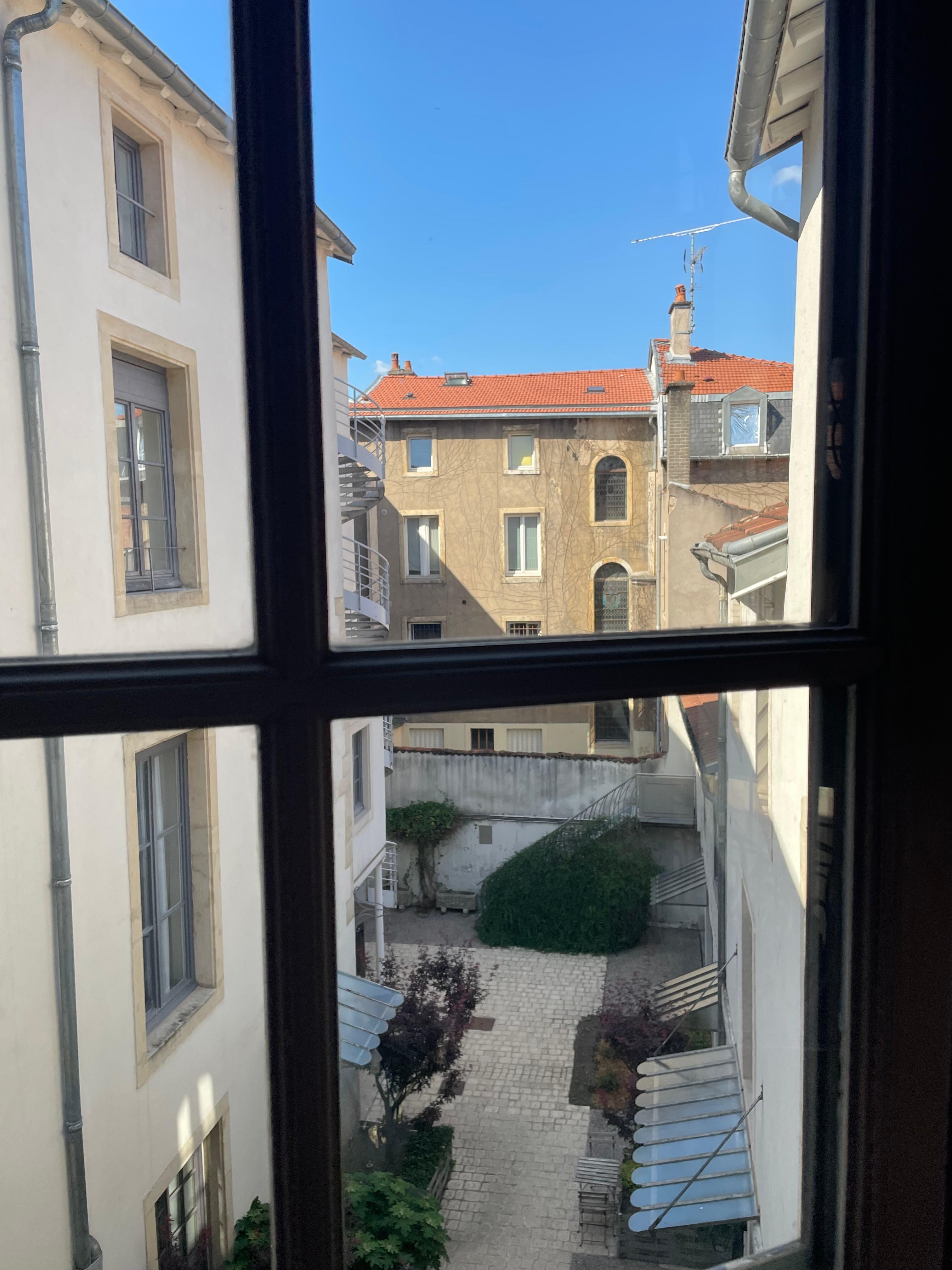 Vista desde el pasillo de habitaciones