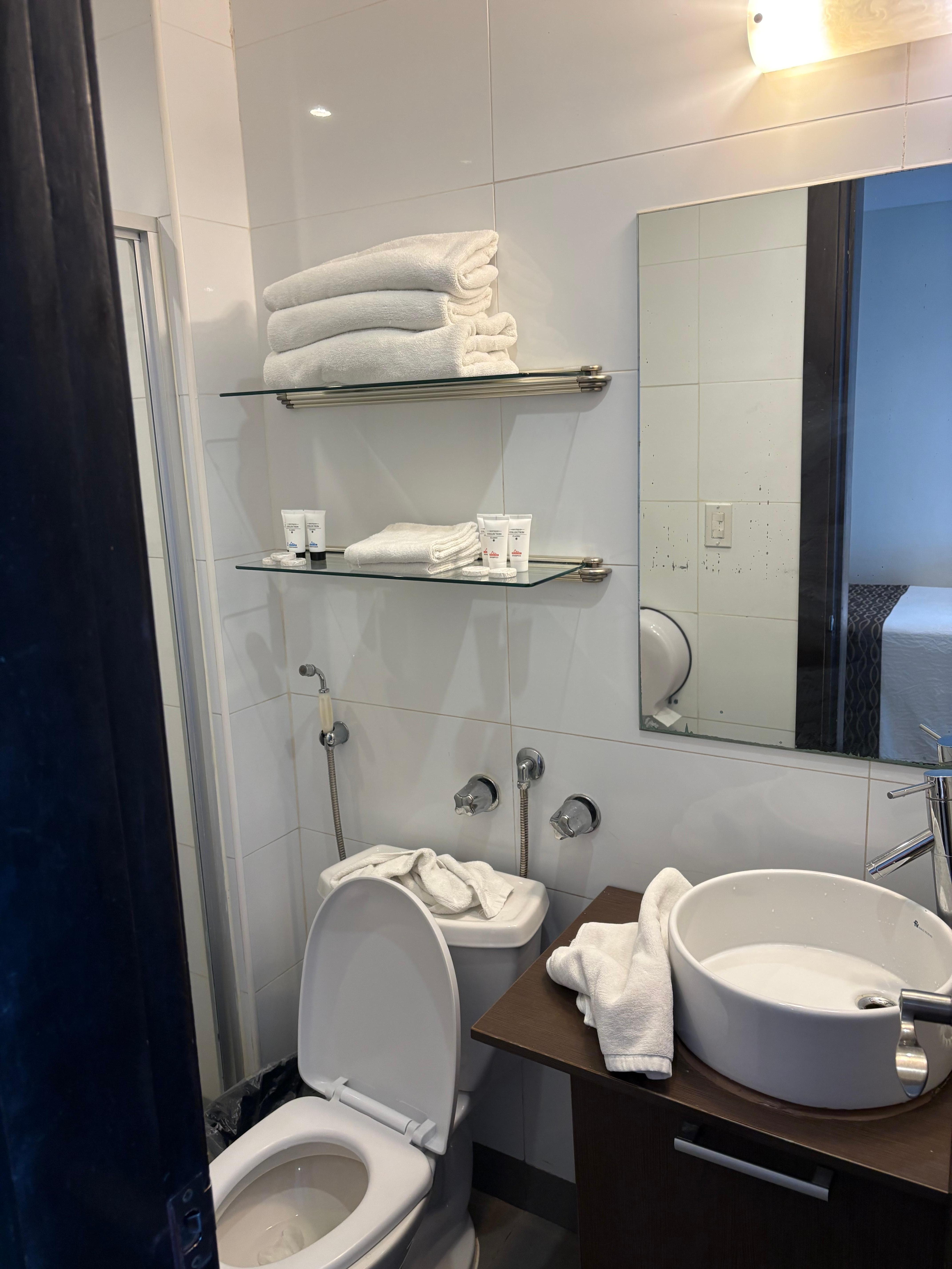 Small bathroom and dirty plus broken faicet