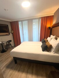 バスルームの広さの割に、部屋はコンパクトでした。これは間取りによるようです。綺麗に整備されています