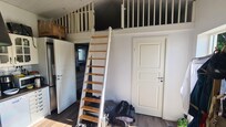 Küchenzeile links, oben zwei Matratzen, rechts das Schlafzimmer.
