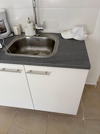 Sink is not double as what shown in host pictures, no hot plate, no airfryer