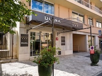 Inngangspartiet til Hotel Diana med nedkjøring til perkeringsanlegget ved siden av.