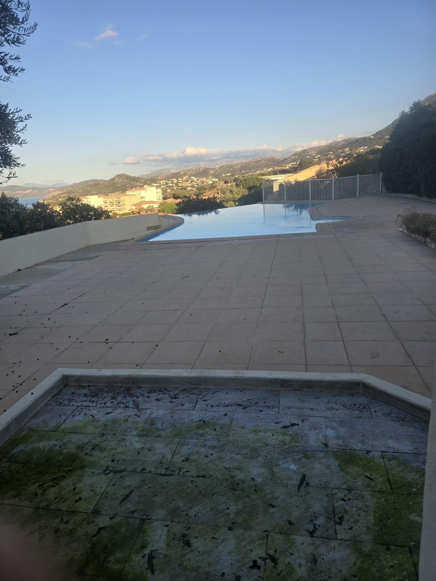 Da hinten ist der kleine Pool