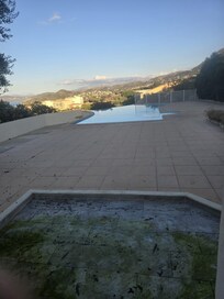 Da hinten ist der kleine Pool