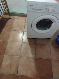Zona común de la lavadora. Llena de trastos desordenados un lavabo que no pongo por vergüenza llenísimo de mierda