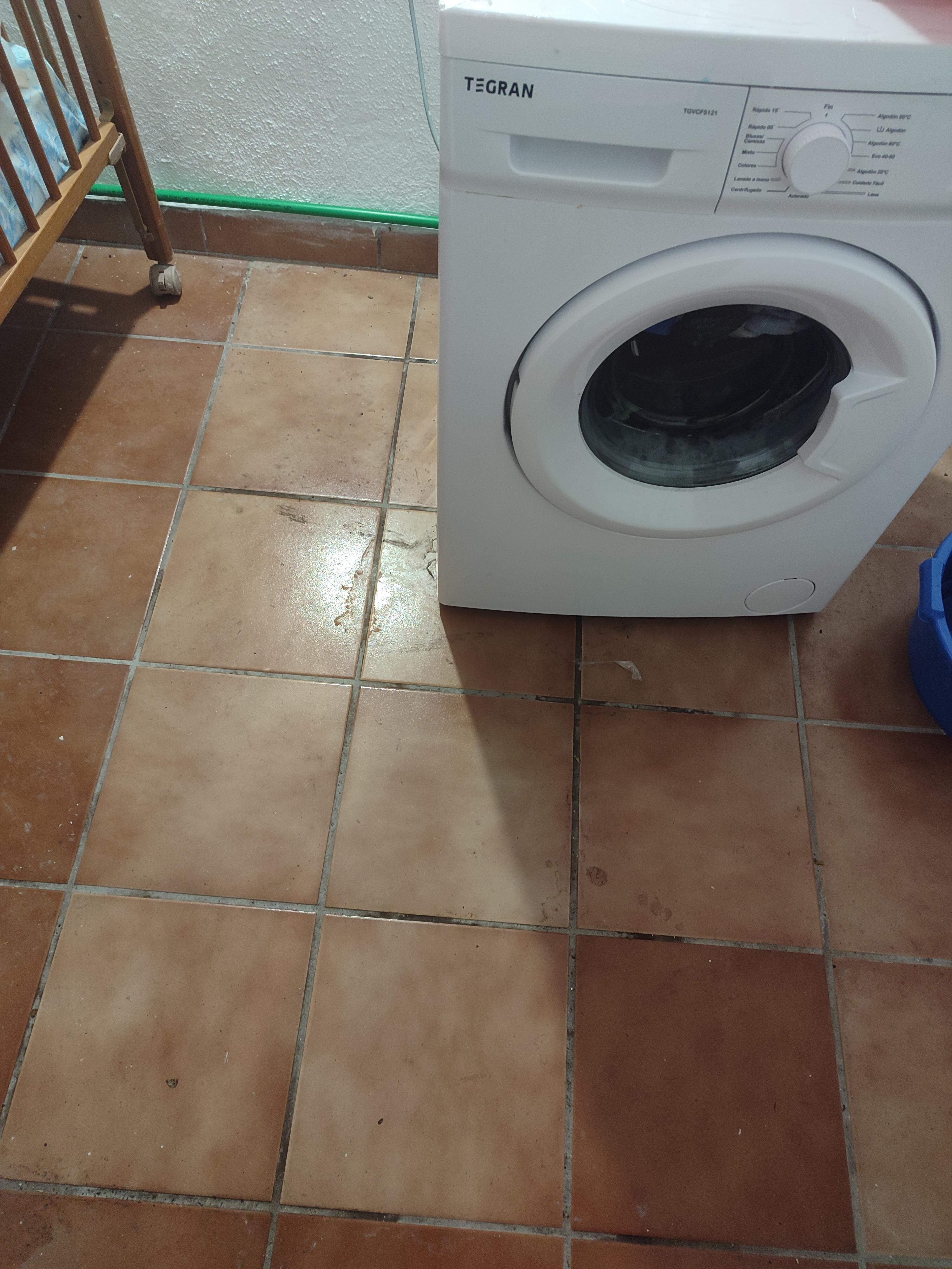 Zona común de la lavadora. Llena de trastos desordenados un lavabo que no pongo por vergüenza llenísimo de mierda 