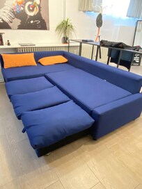 Sofa, angeblich für zwei, wo man alle Holzlatten darunter sehr lange nicht vergessen wird.