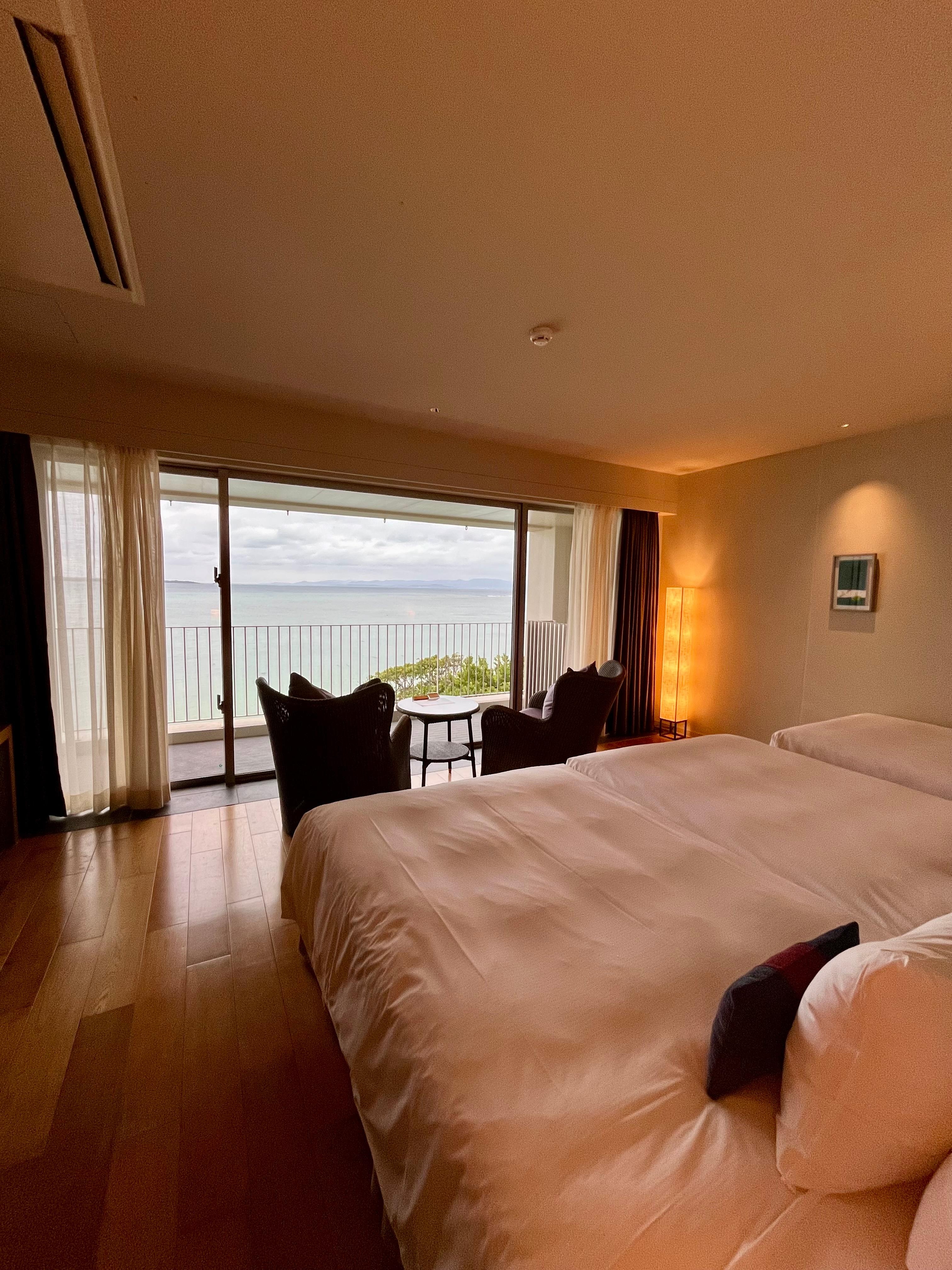 4階　オーシャンビュー
窓が広くバルコニーからの景色が最高
目の前には竹富島が見えます