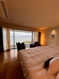 4階 オーシャンビュー
窓が広くバルコニーからの景色が最高
目の前には竹富島が見えます