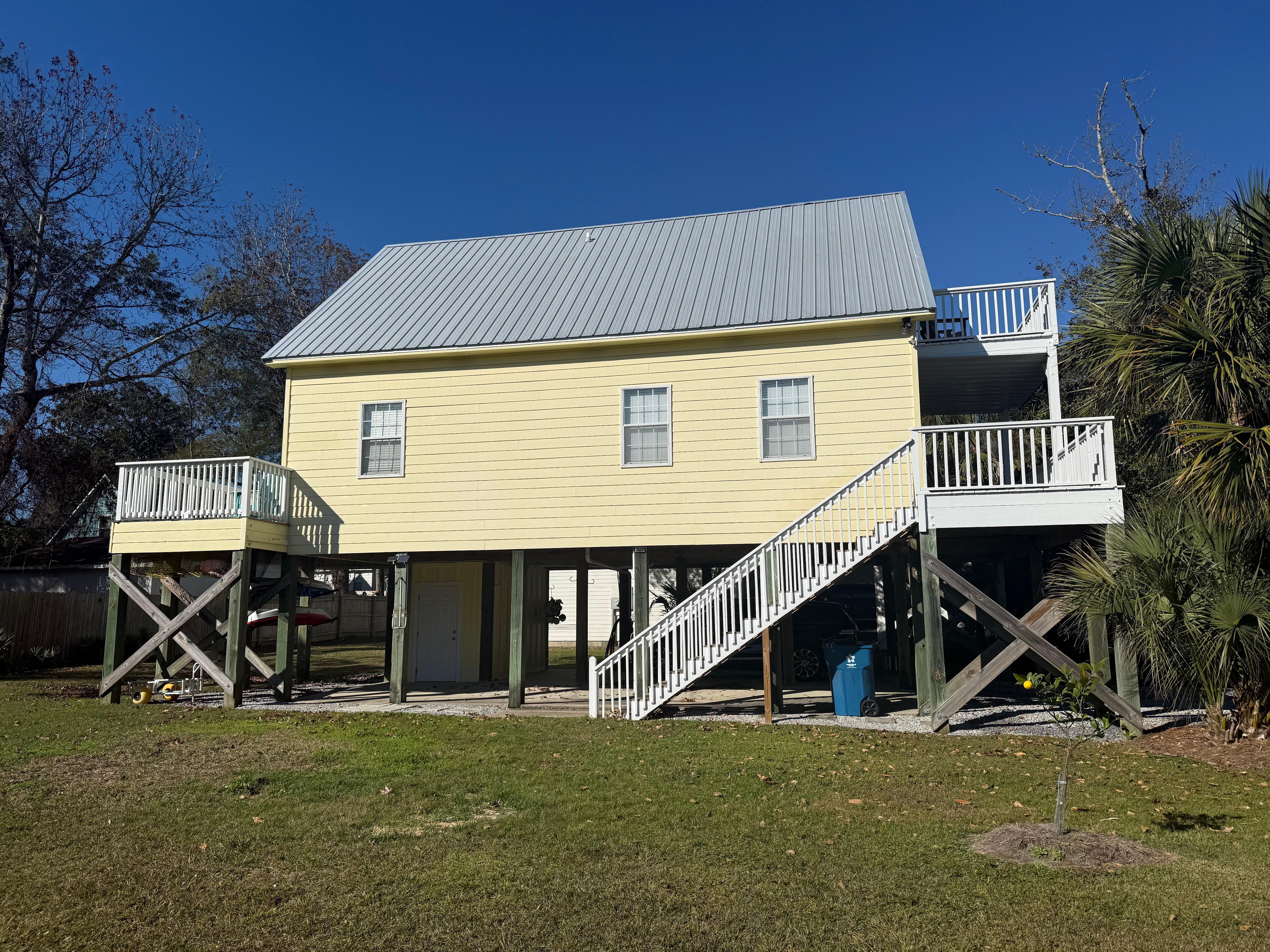 Lots of room for kids or leashed pets. 