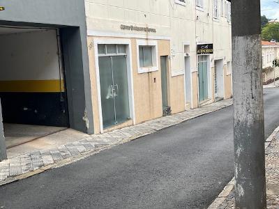 Entrada da Garagem, antigo restaurante, com sinal de inumeros acidentes no reboco inferior da entrada.