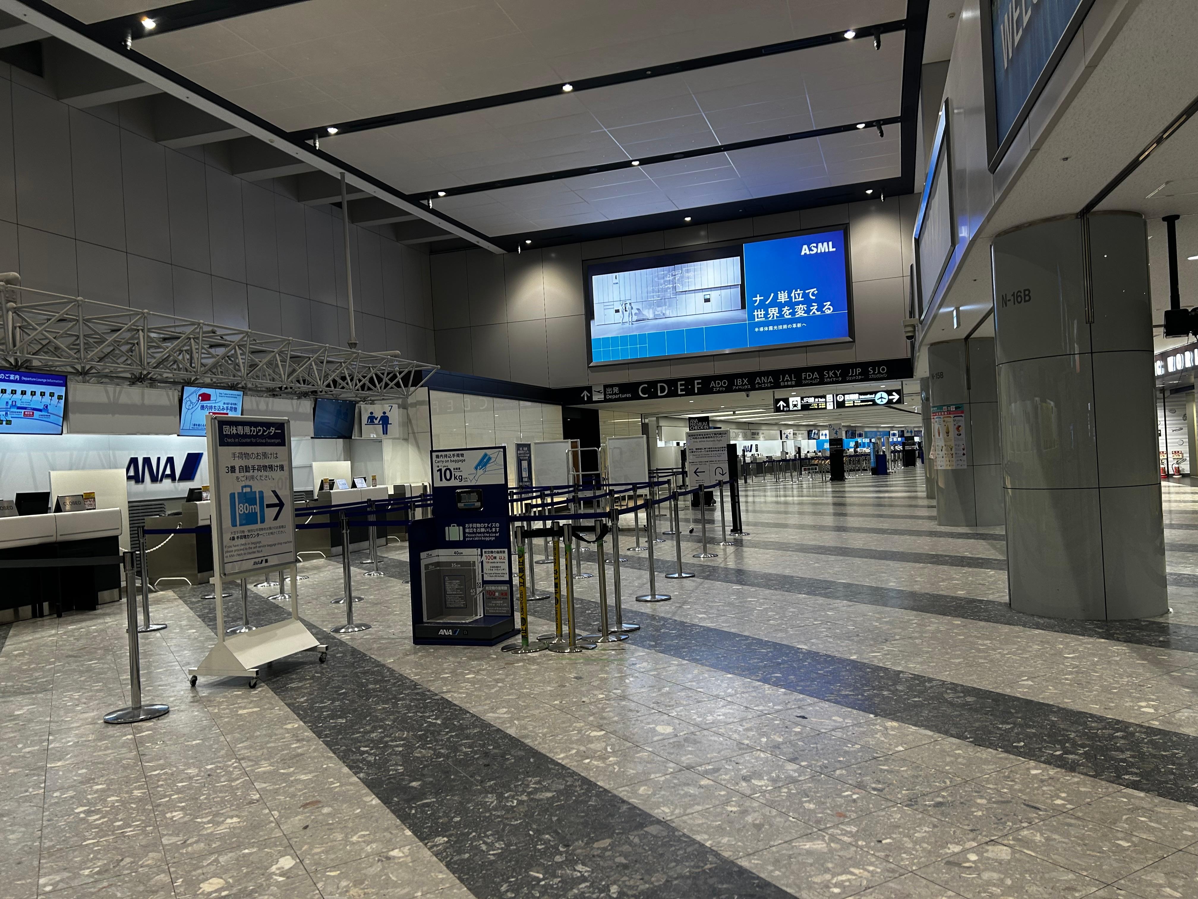 静かな空港を移動中