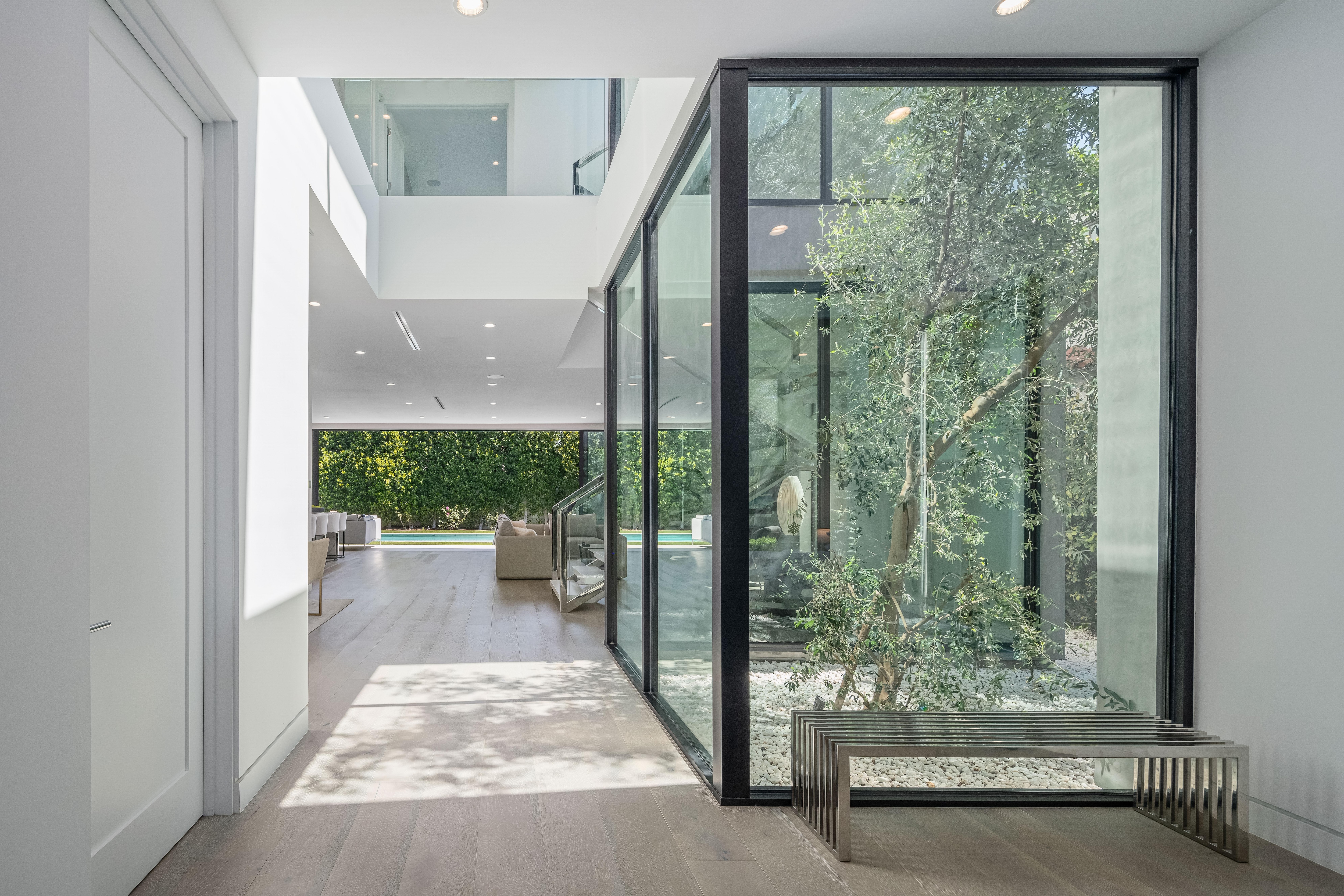 Amazing layout. Lush greenery. 