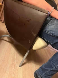 Vieze stoel, zitten gewoon vieze vlekken op.
Ook hadden we vies beddegoed, met gele/bruine vlekken. Hier geen foto van aanwezig