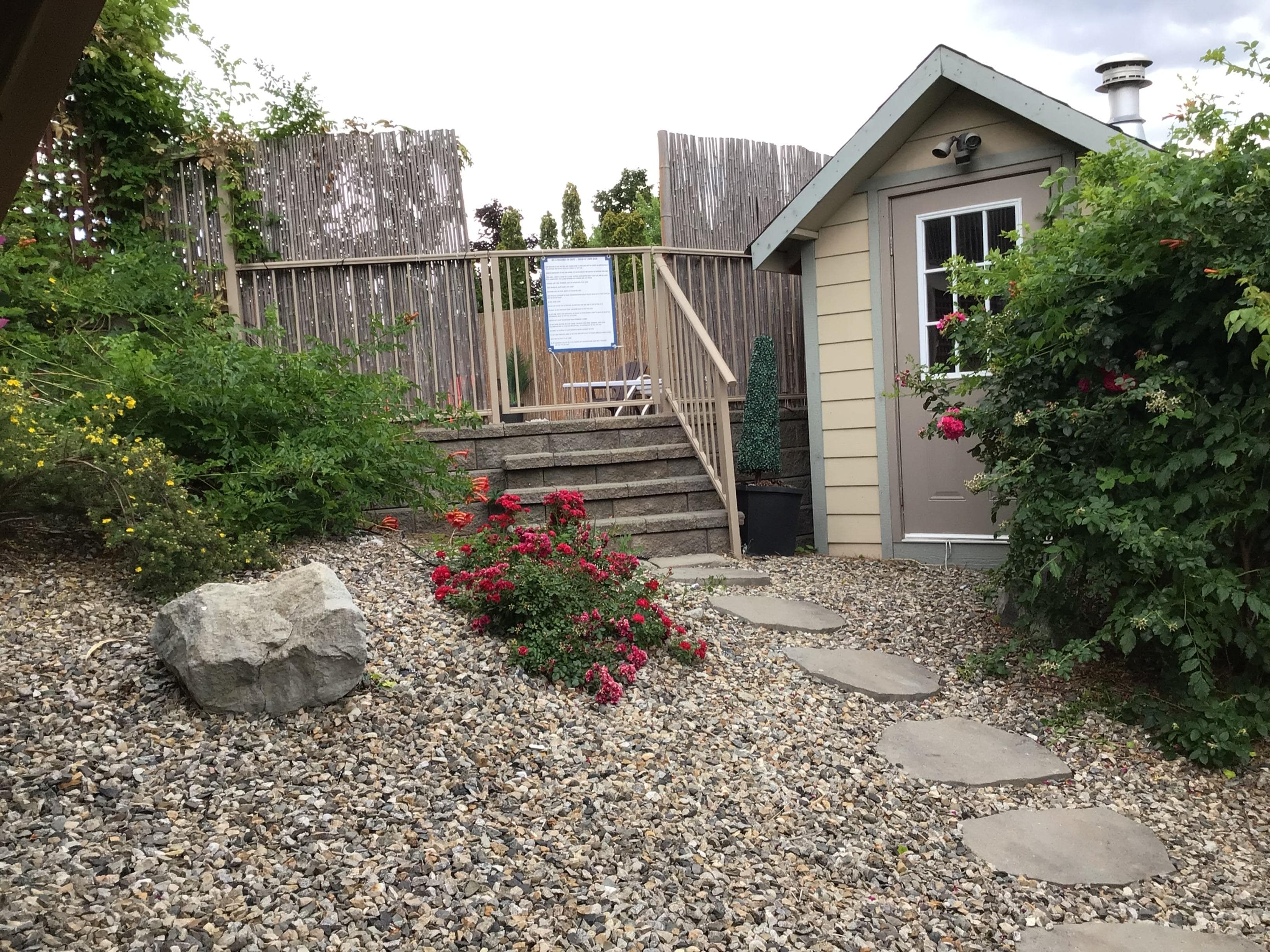 Walk way to the pool. 