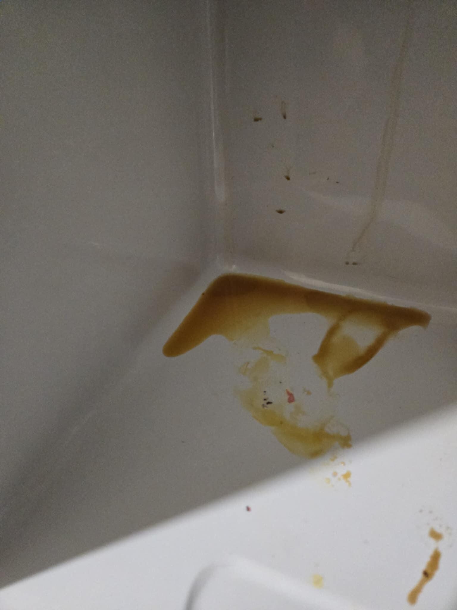 Fridge not cleaned before arrival. 