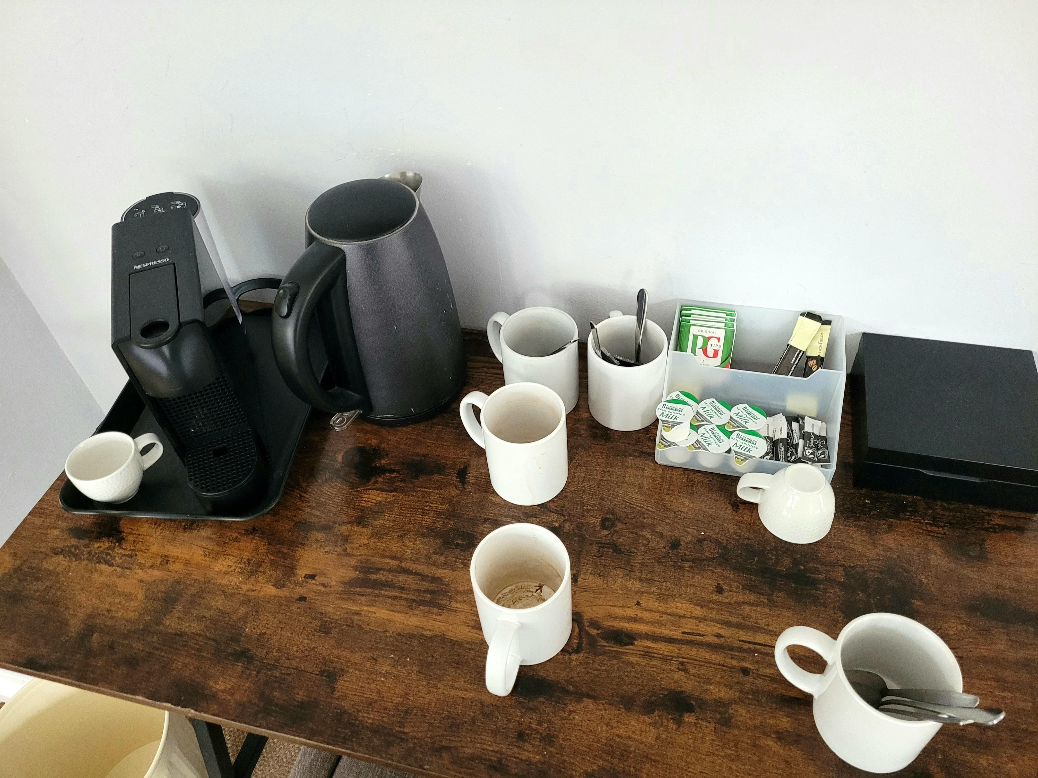 Plenty of tea/coffee supplies.