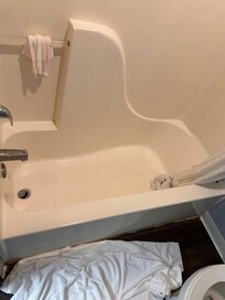 Good size tub. And had nice hot water.
Had small bottle of shampoo and conditioner. And very thin small bar soap.