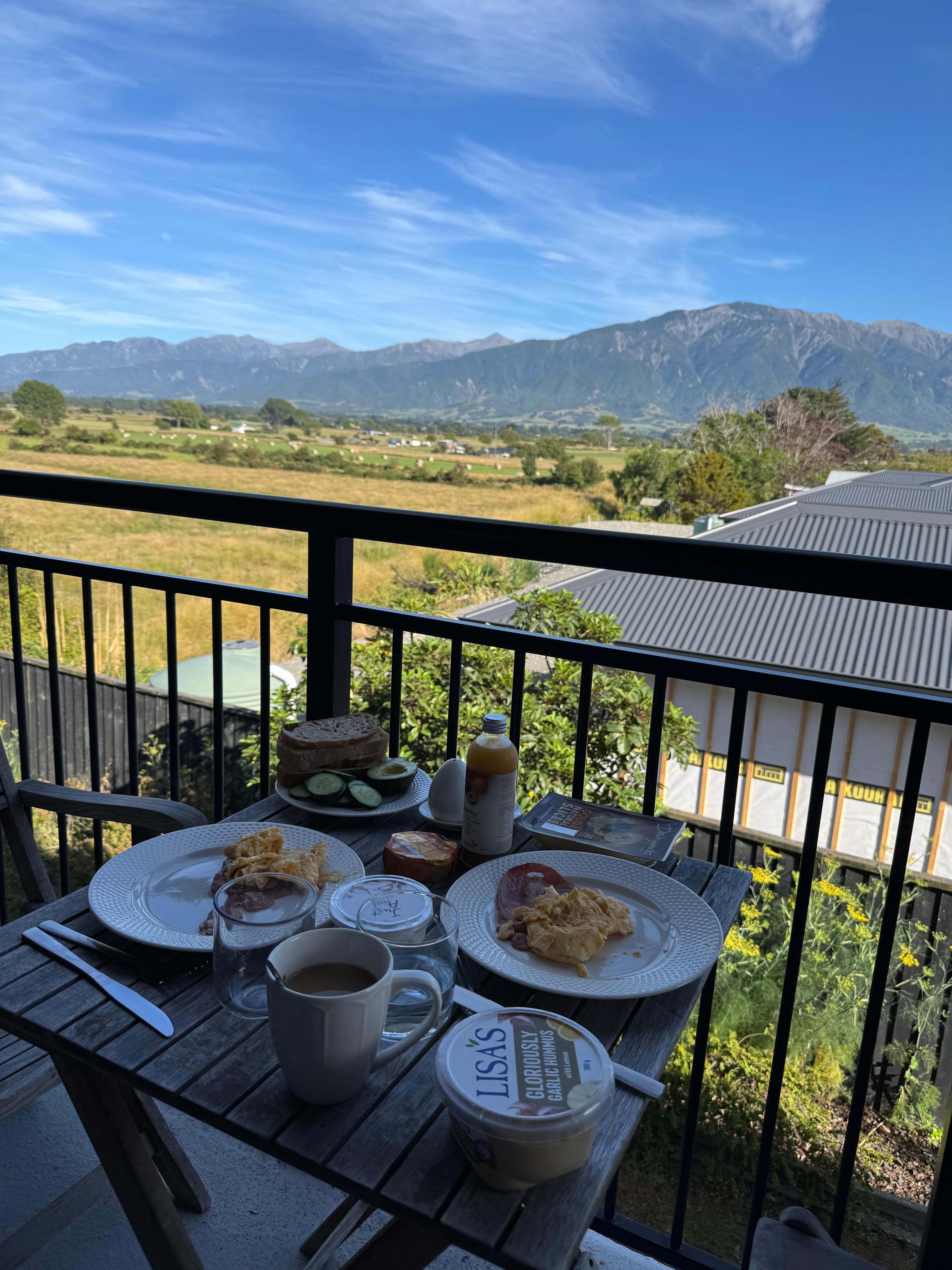 Frühstück auf dem Balkon