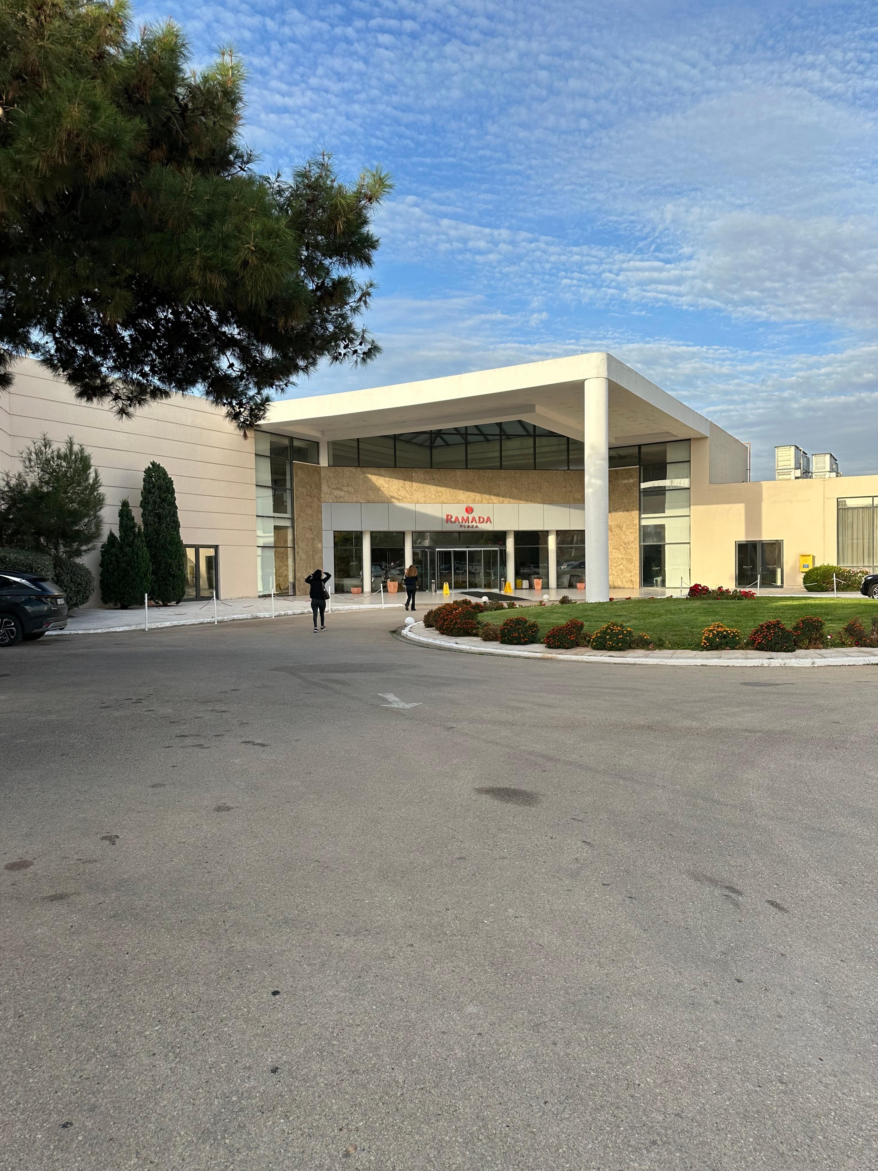 Otel Resepsiyon ön giriş kapısı.