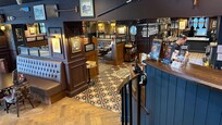 チェックインはレストランのカウンター 店員さんは少なく忙しいので待たされます
