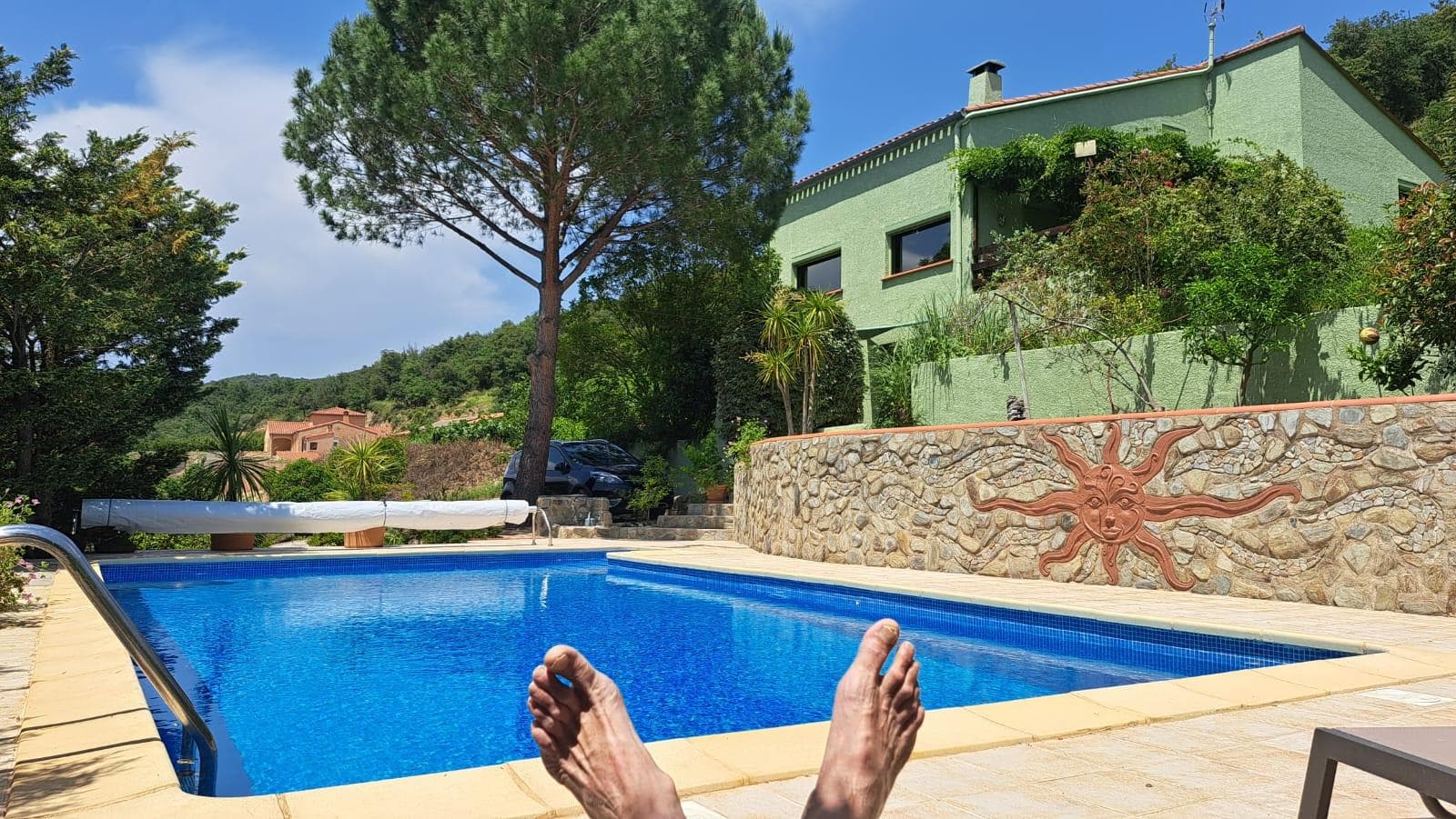 la piscine et la maison.