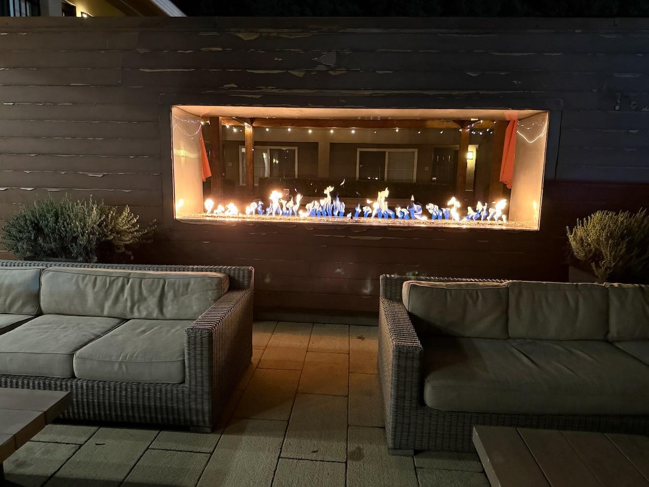 屋外にある暖炉。