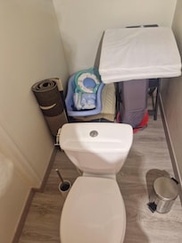 Junk in only upstairs loo. No sink.