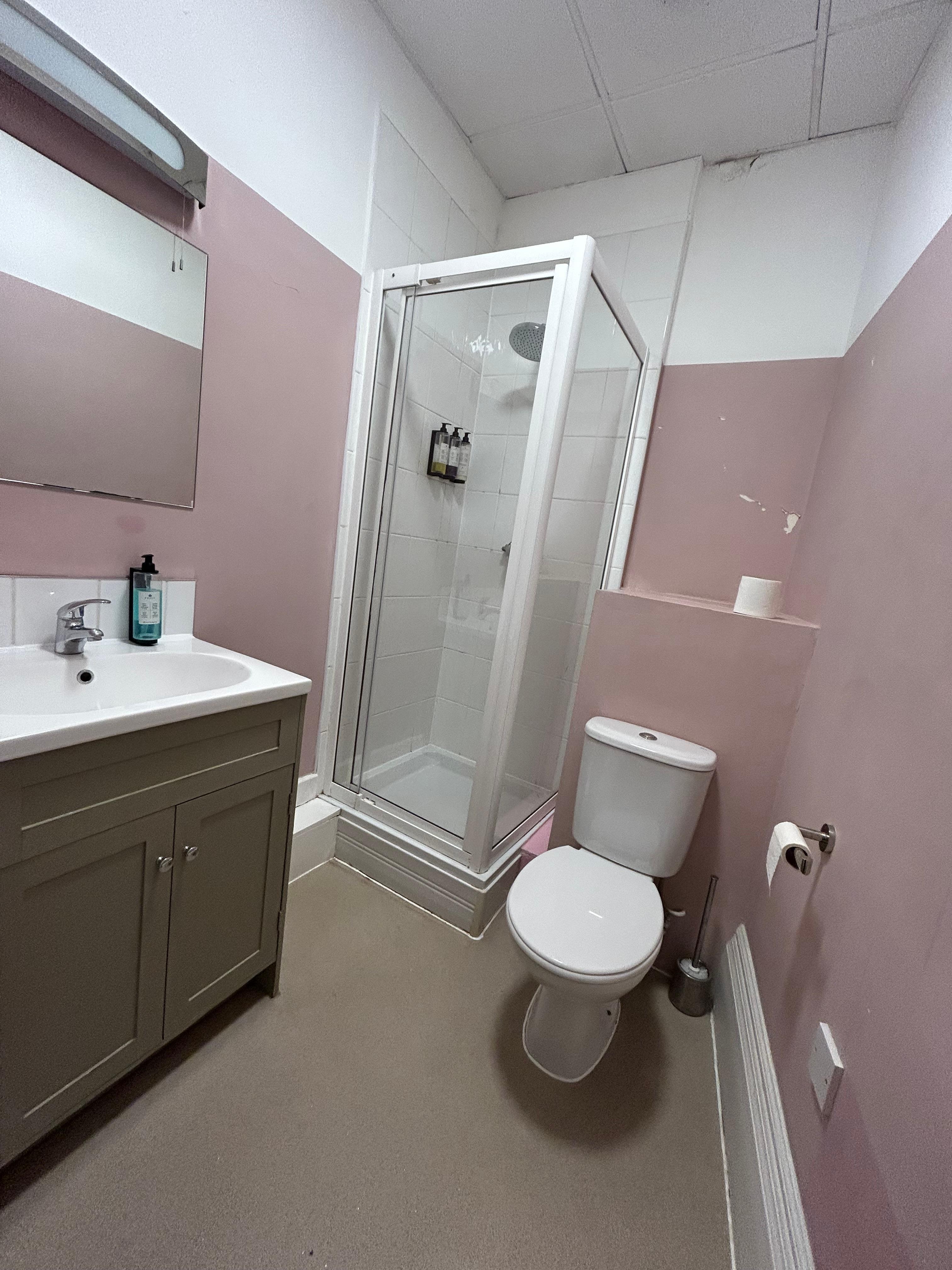 預訂高級雙人房是浴缸，到入住時企缸