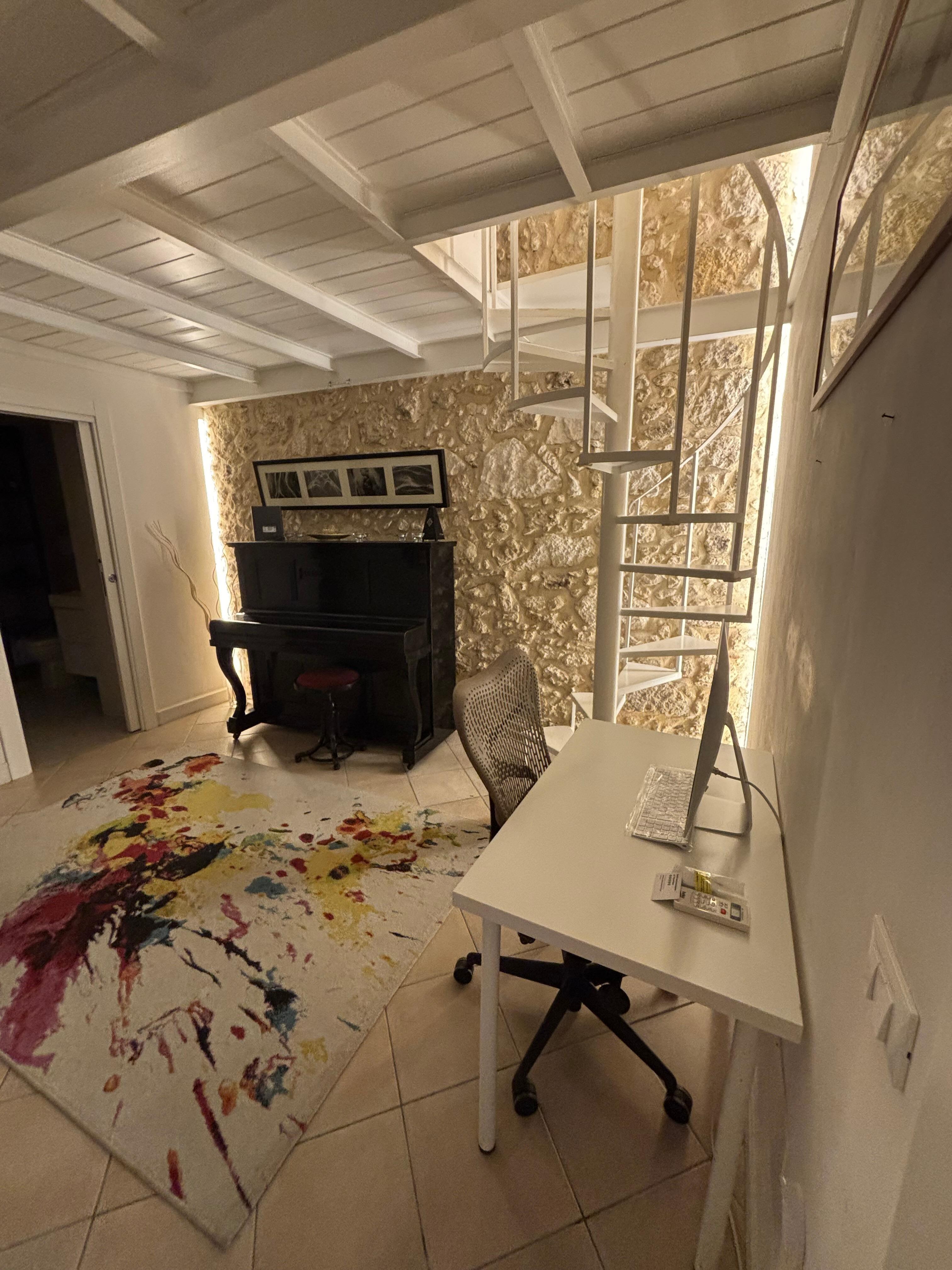 Salotto e angolo studio 