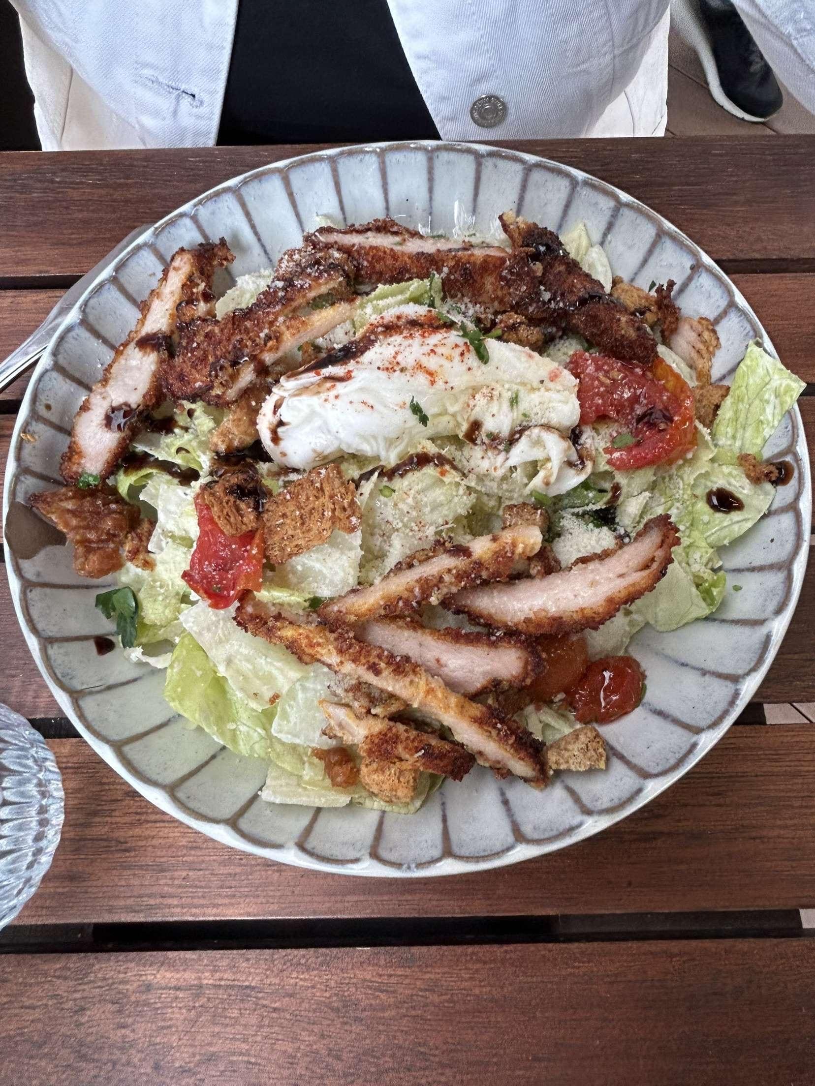 Salade césar servi au restaurant de l’hôtel 