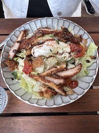 Salade cĂ©sar servi au restaurant de lâhĂŽtel