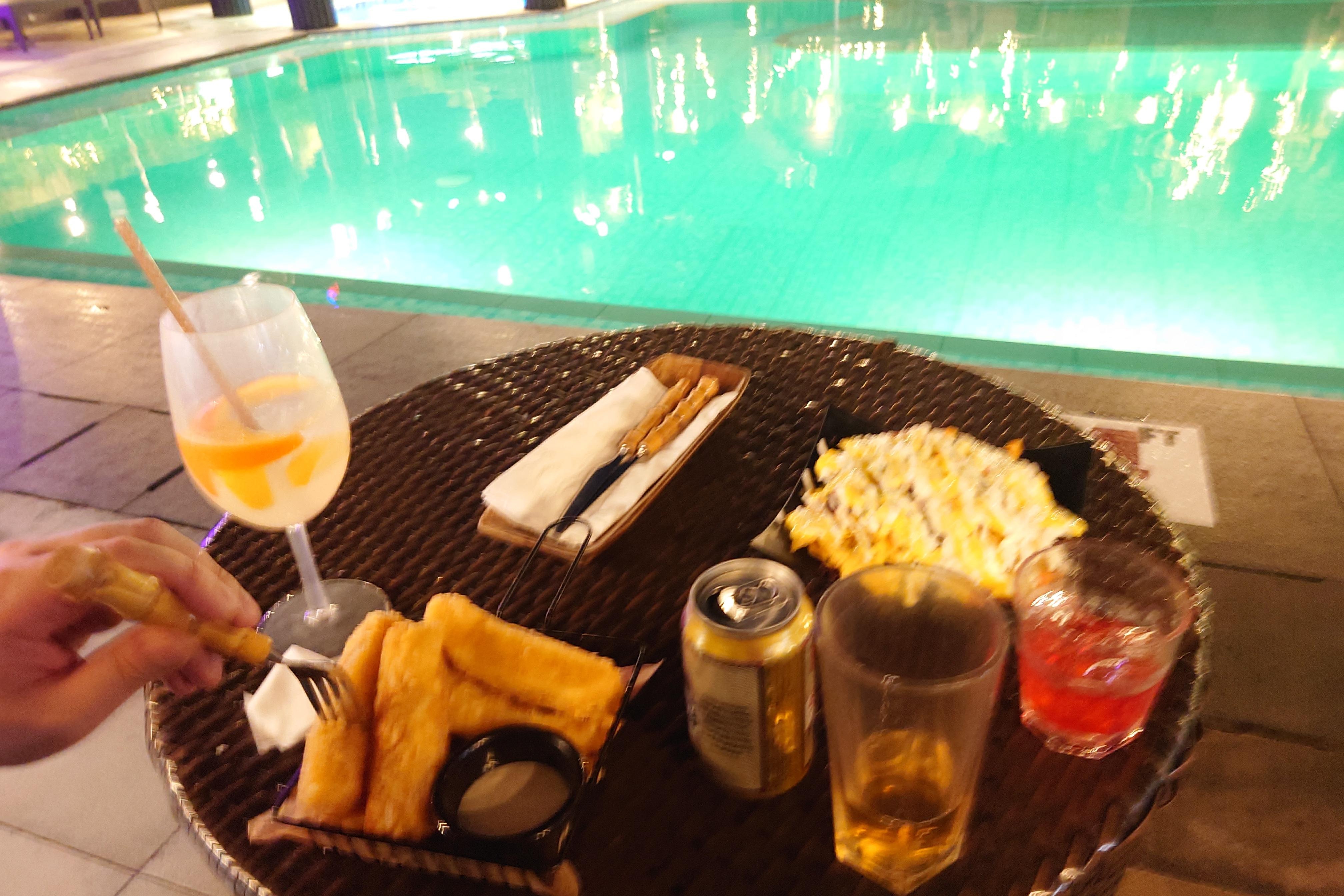 プールサイドバー