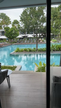 Swim up pool room always smelled like smoking