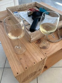 Petit rosé de la région dans le salon immense