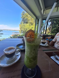 excelente café, jugos .