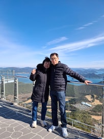 통영 케이블카 정상에서 바다를 배경으로 ..