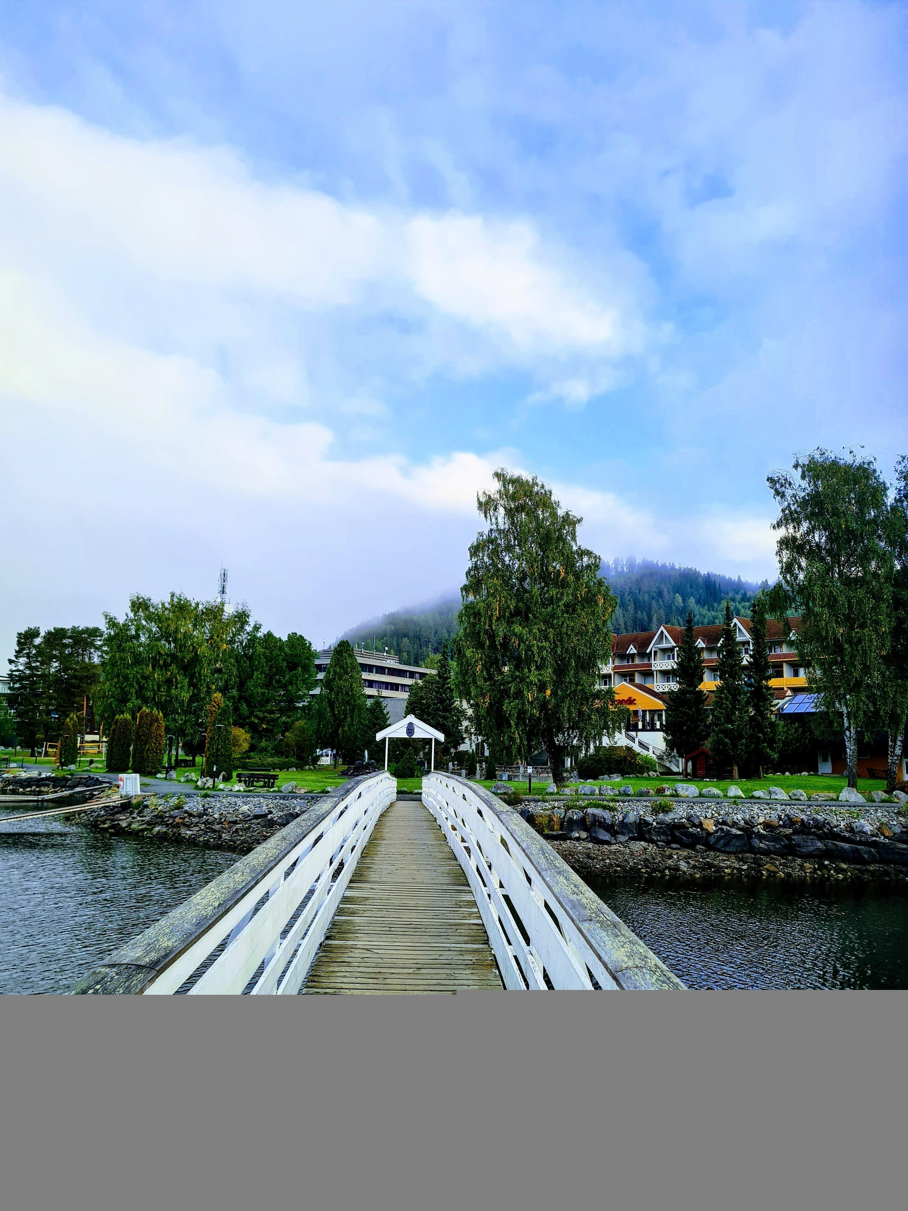 Baksiden på hotellet. Et nydelig turområdet over broen.