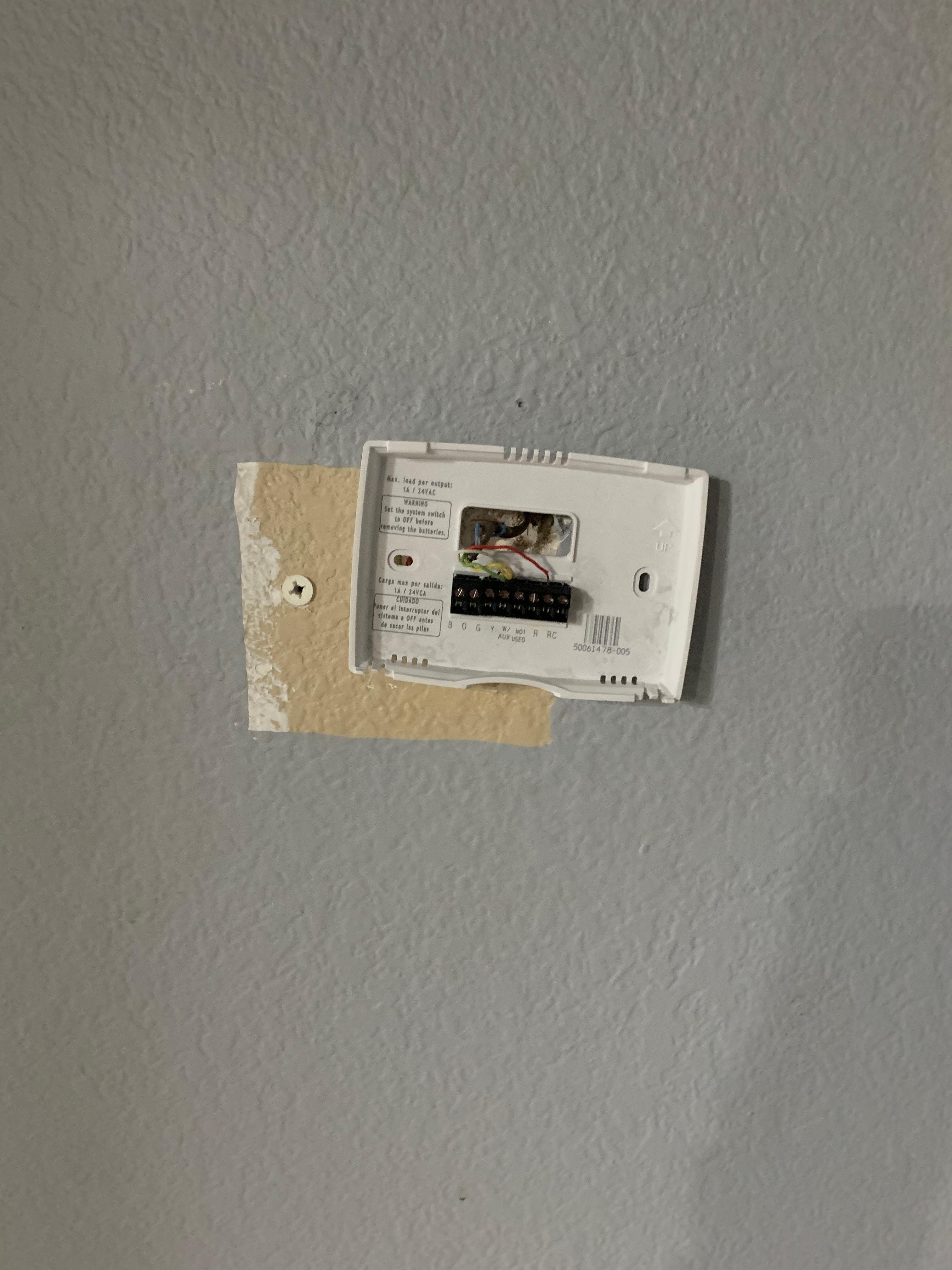 Thermostat broken. New one was eventually replaced. Host eventually found a maintenance man to replace it. 