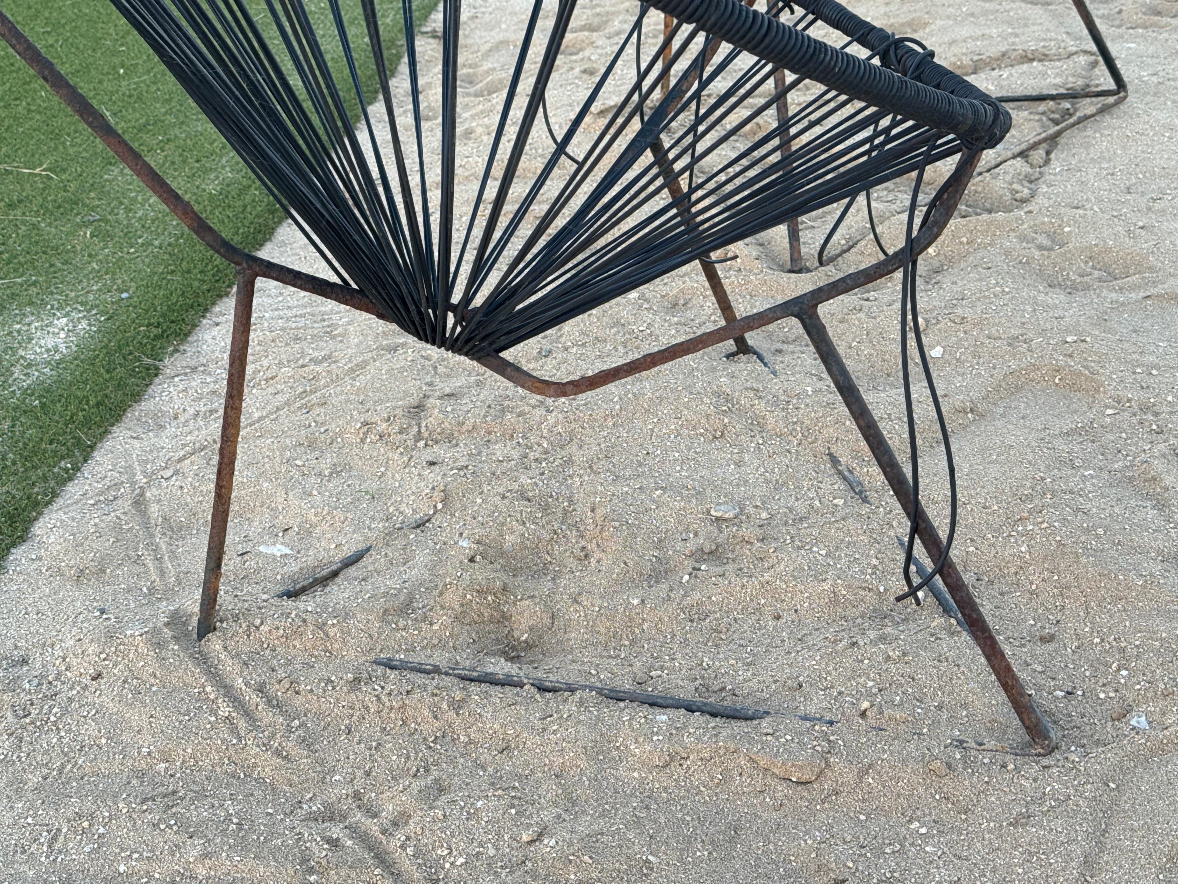 Cadeiras enferrujadas, sujando até as roupas…