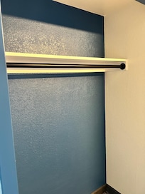 Closet no hanger