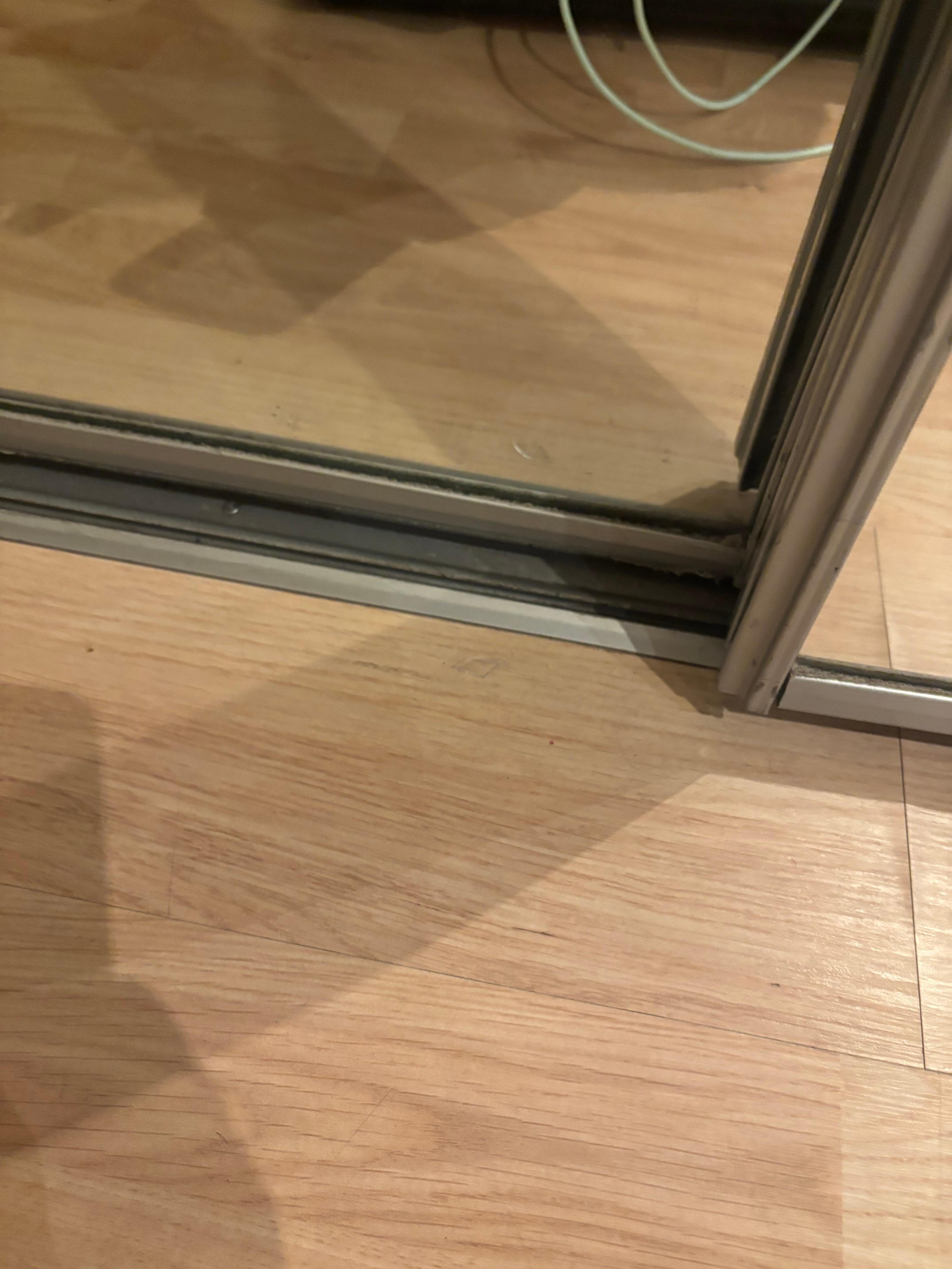 ガラスの破片のようなものが落ちていたところ。