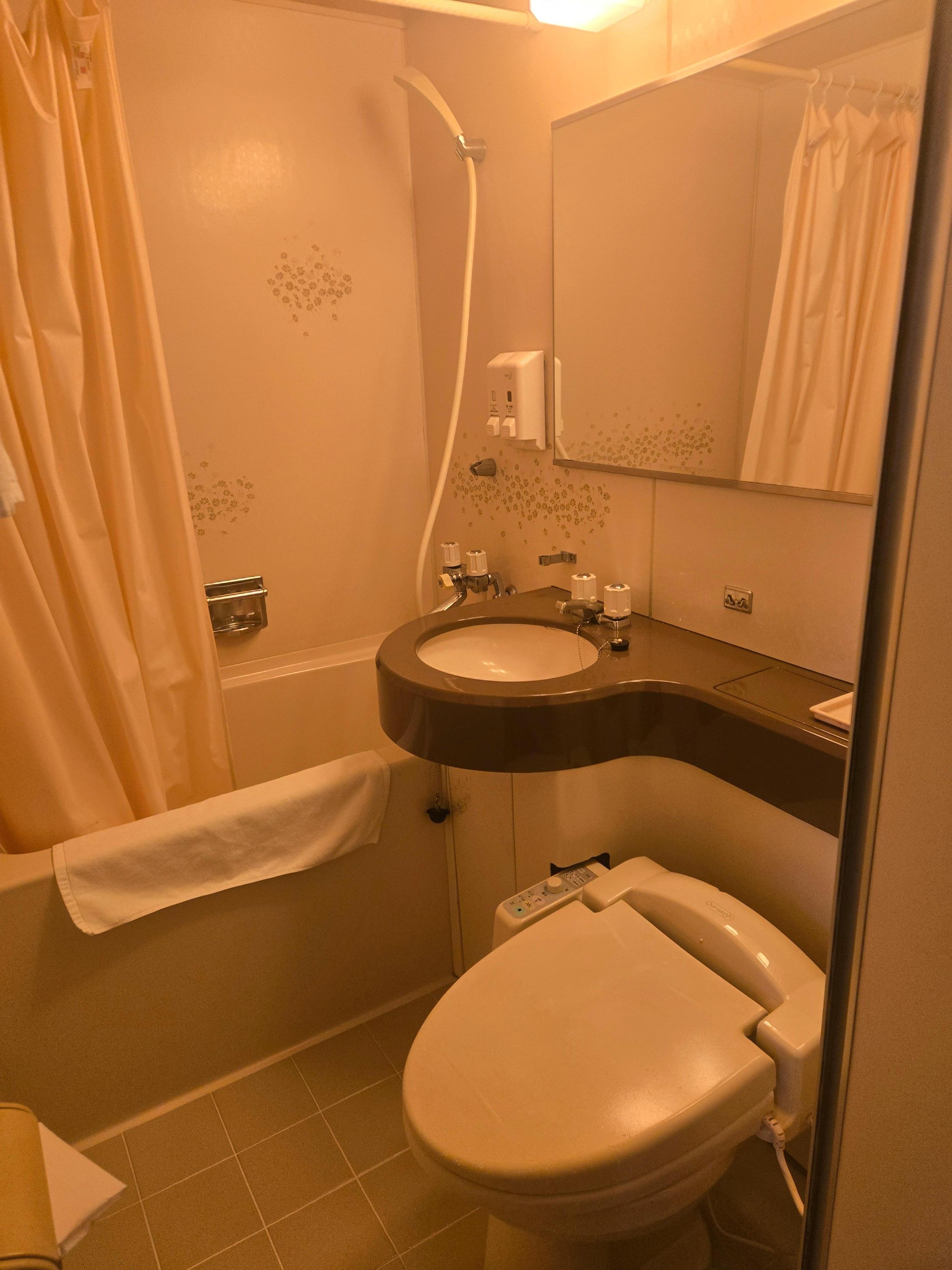 体を洗うと壁に手がぶつかりました。他の部屋も同じのようです。壁にぶつかる音が聞こえます。