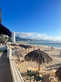 Tiene salida a la playa