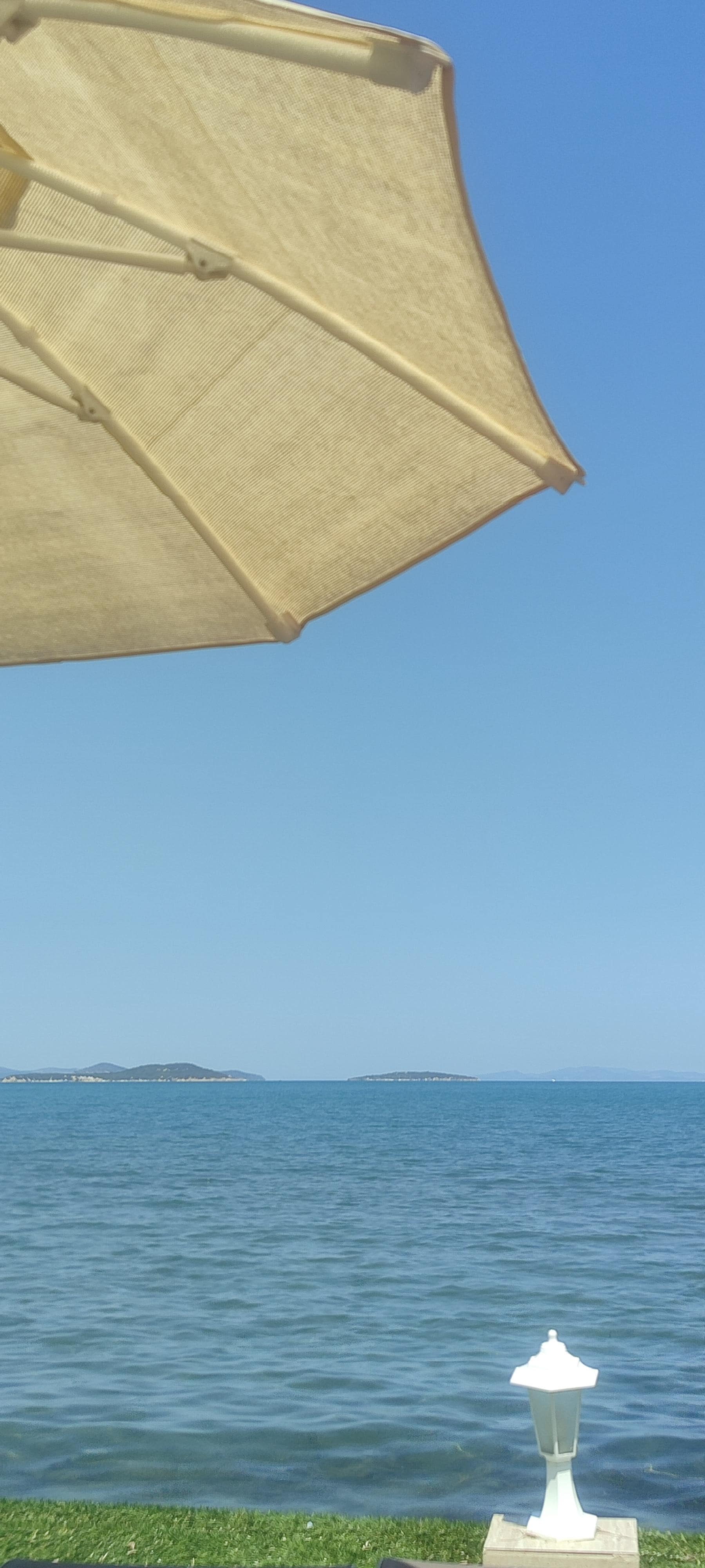 Deniz dalgalı değil ise inanılmaz berrak, sığ bir yer. Odadan çıkıp yüzüyorsun bu çok güzel. 