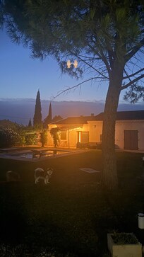 De nuit, la façade