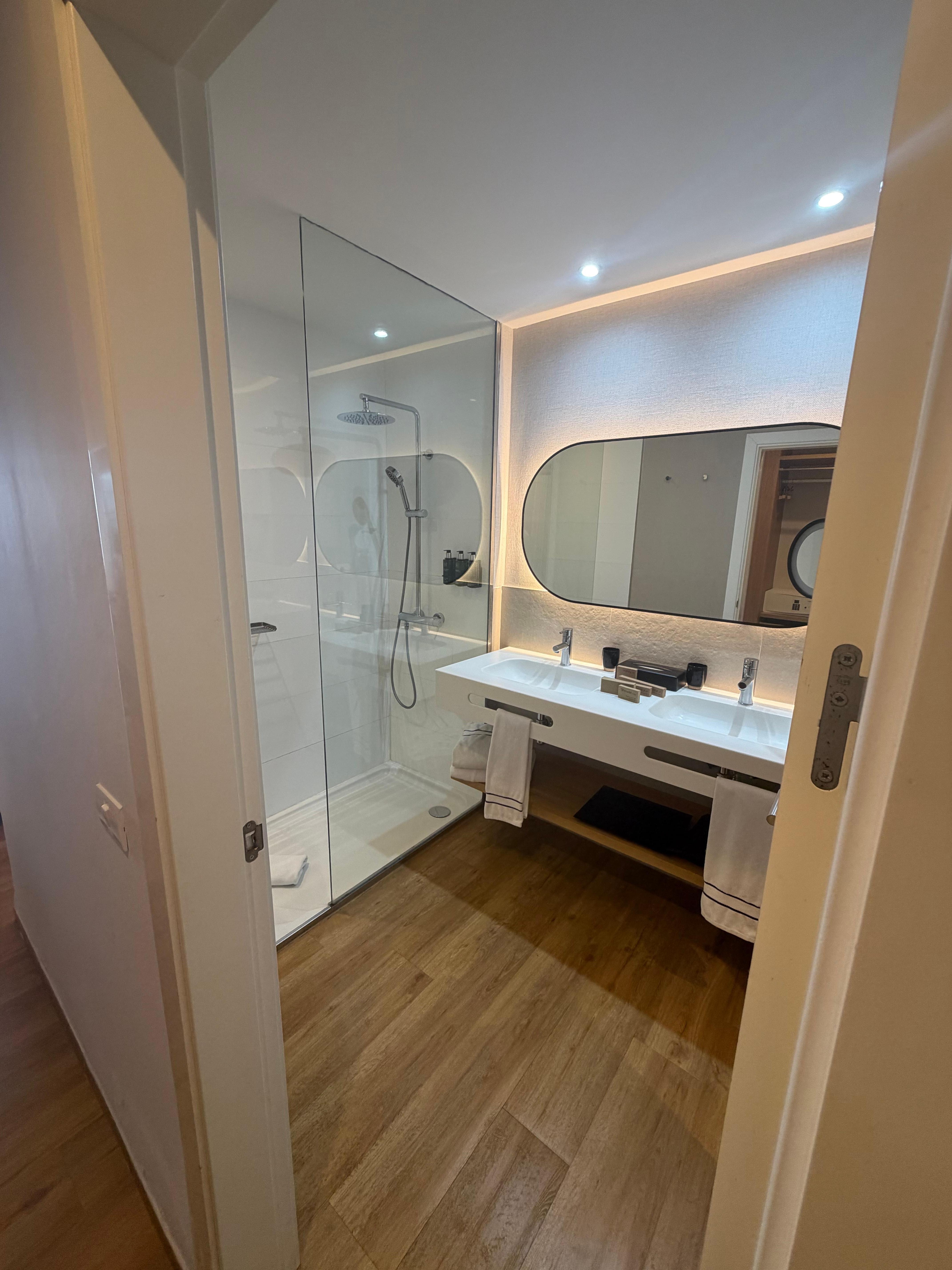 Suite bathroom 
