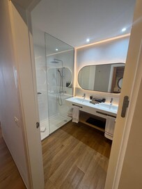 Suite bathroom