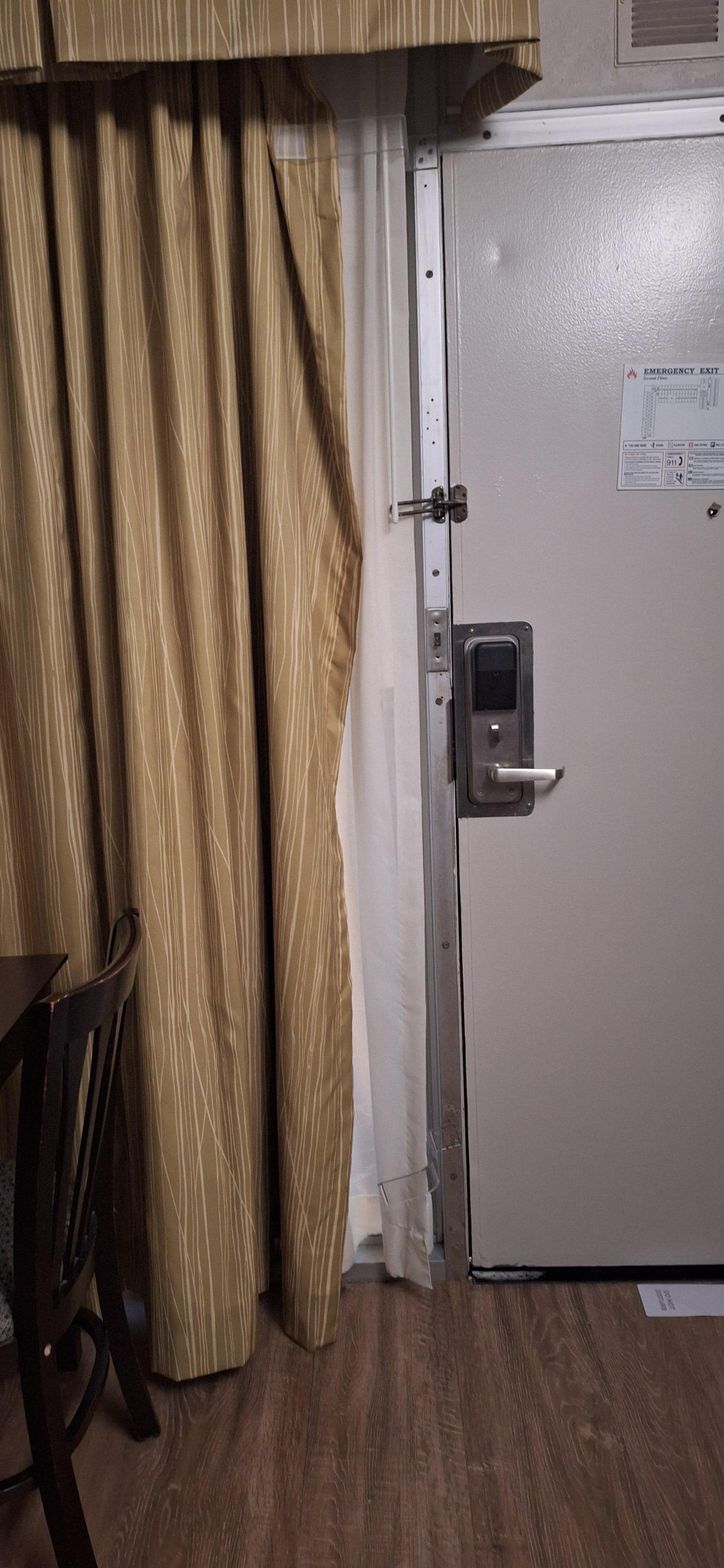 You can see the curtain didn't close all the way & we had people walking down the hall looking in.
Zero privacy.